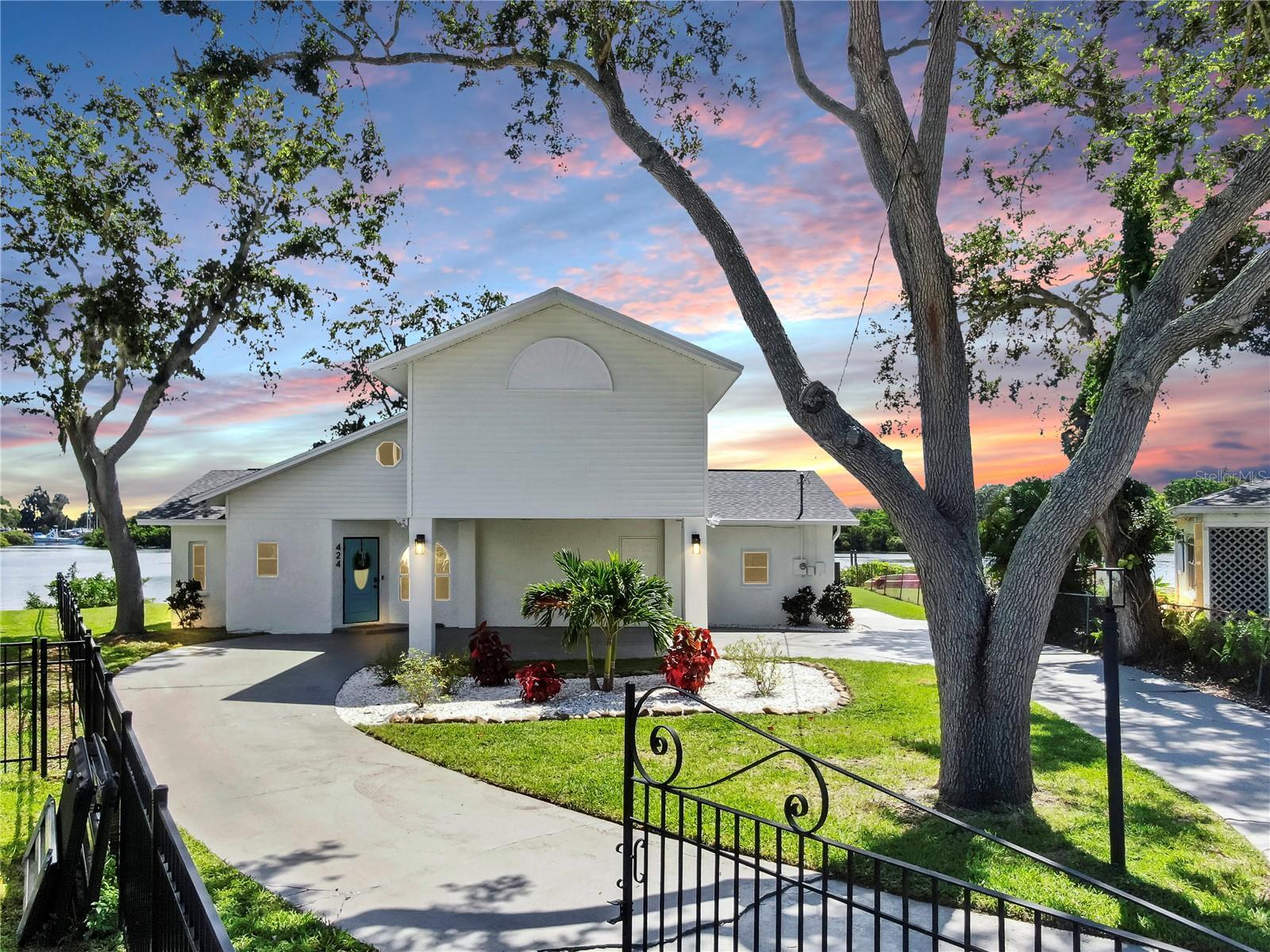 Property Photo: 424 Doric Court FL 34689