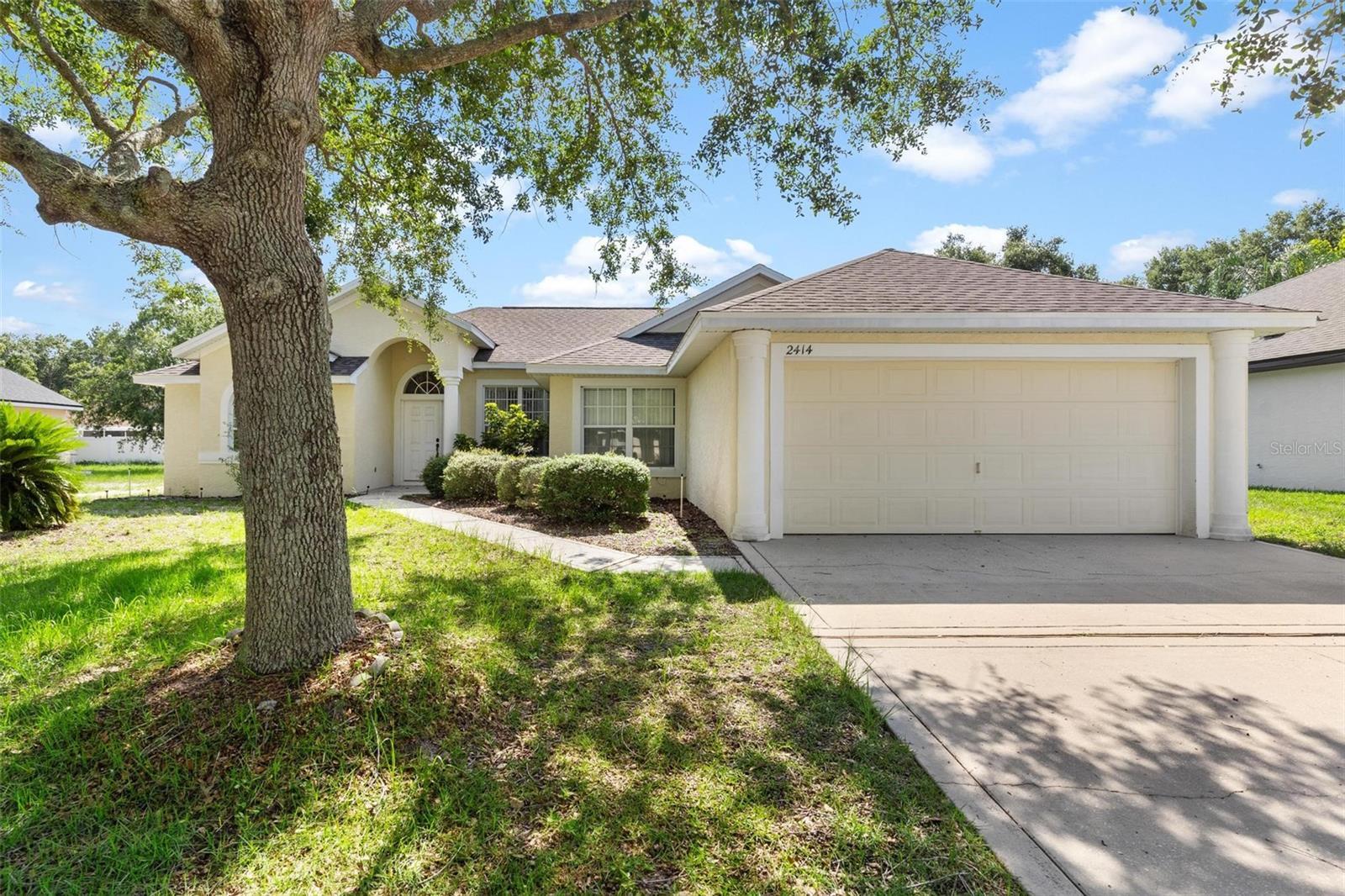 Property Photo:  2414 E Moonlight Lane  FL 32726 
