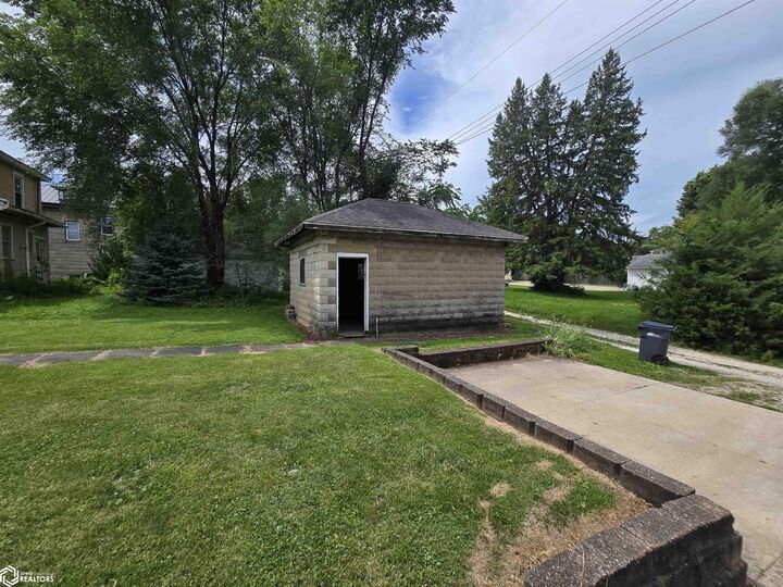 Property Photo: 1613 Lincoln Street IA 52601