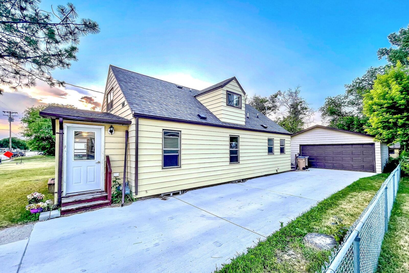 Property Photo:  1624 W Central Ave  ND 58701-3409 