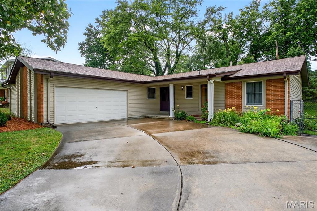 809 Longview Drive  St Charles MO 63301 photo