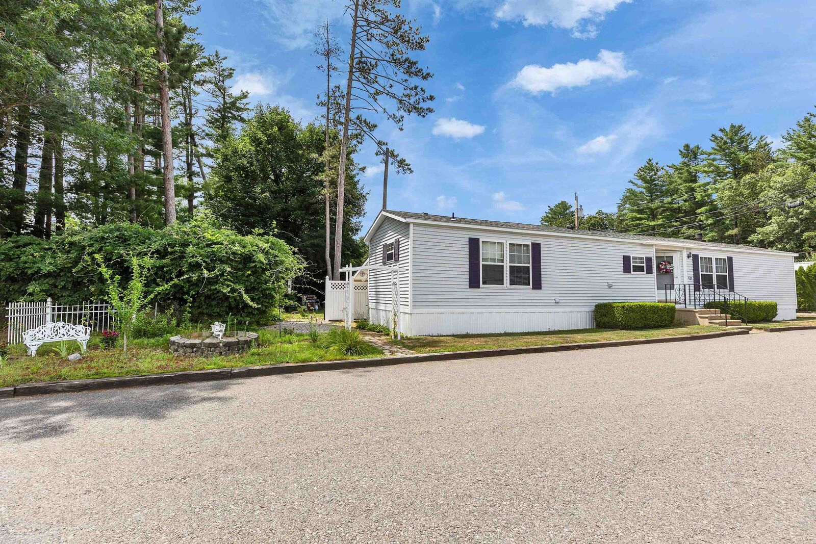 Property Photo: 69 Thistle Way NH 03109