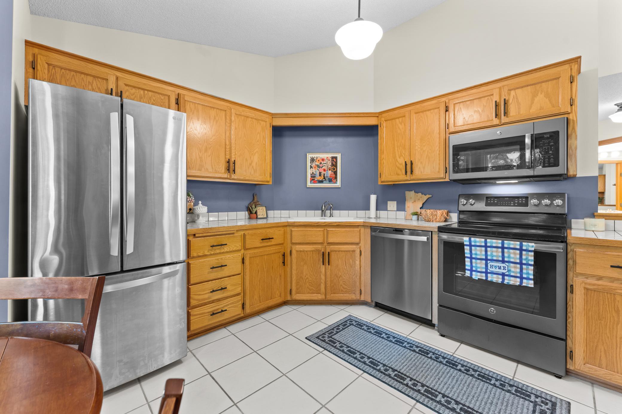 Property Photo:  1112 Stratford Lane E  MN 55337 