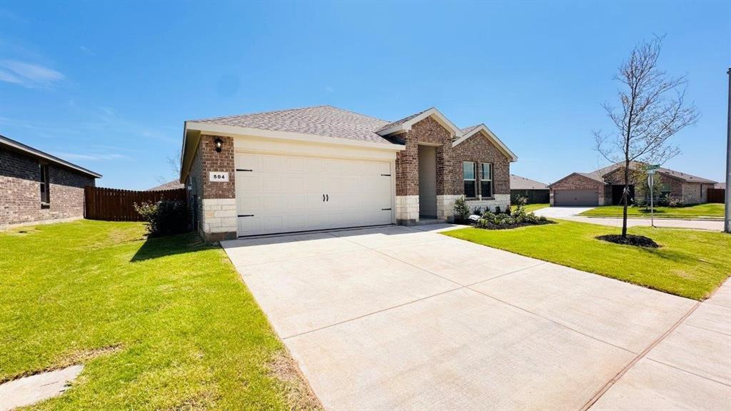 Property Photo: 504 Crestridge Drive N TX 76033