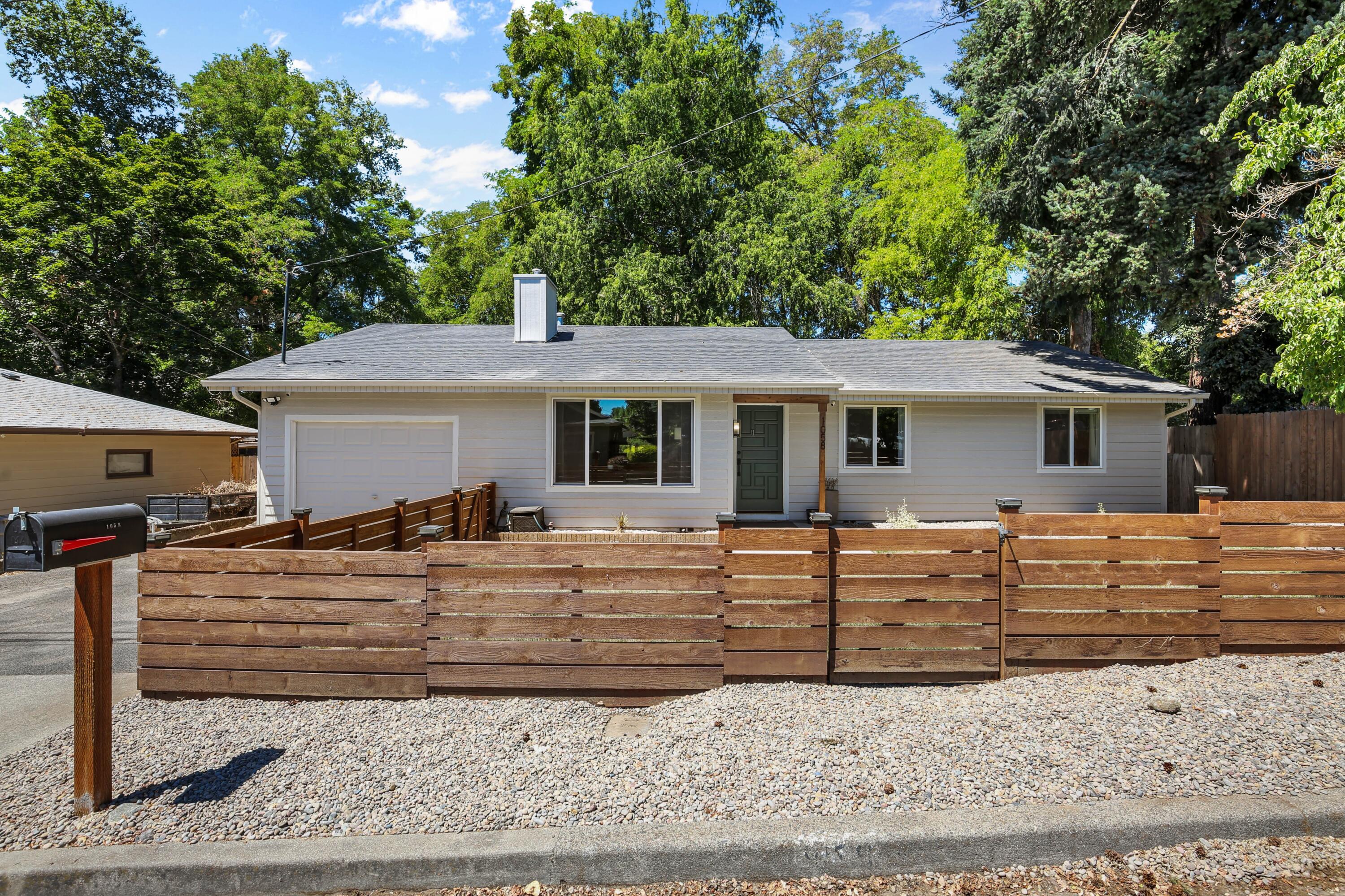 Property Photo:  1058 SE Clarey Avenue  OR 97526 