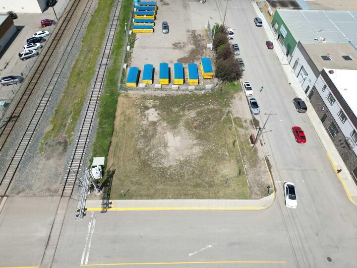 Photo de la propriété:  4950 49 Avenue  AB T4H 1E4 