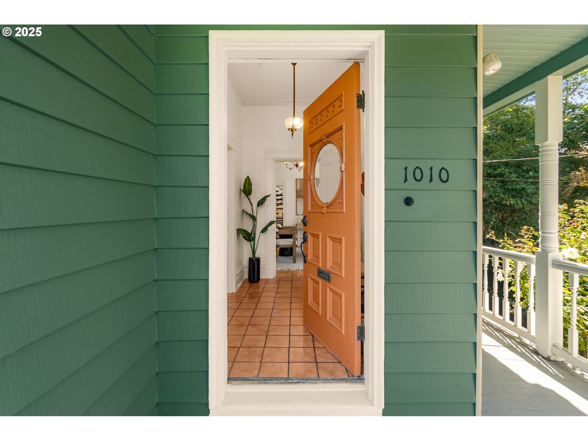 Property Photo:  1010 SE 49th Ave  OR 97215 