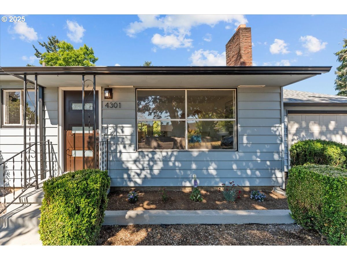 Property Photo: 4301 SE 103rd Ave OR 97266