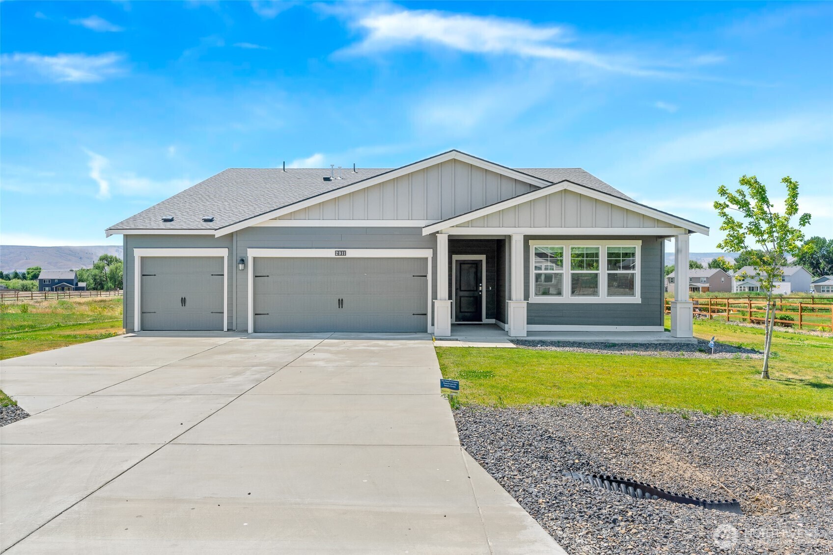 Property Photo:  2911  Roan Drive  WA 98926 