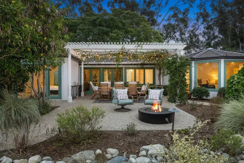 Property Photo: 15306 Las Planideras CA 92067