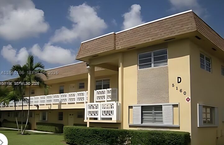Property Photo:  5160 SW 40th Ave 26D  FL 33314 