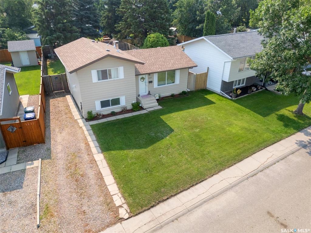 Property Photo: 607 Priel Crescent SK S7M 4K9