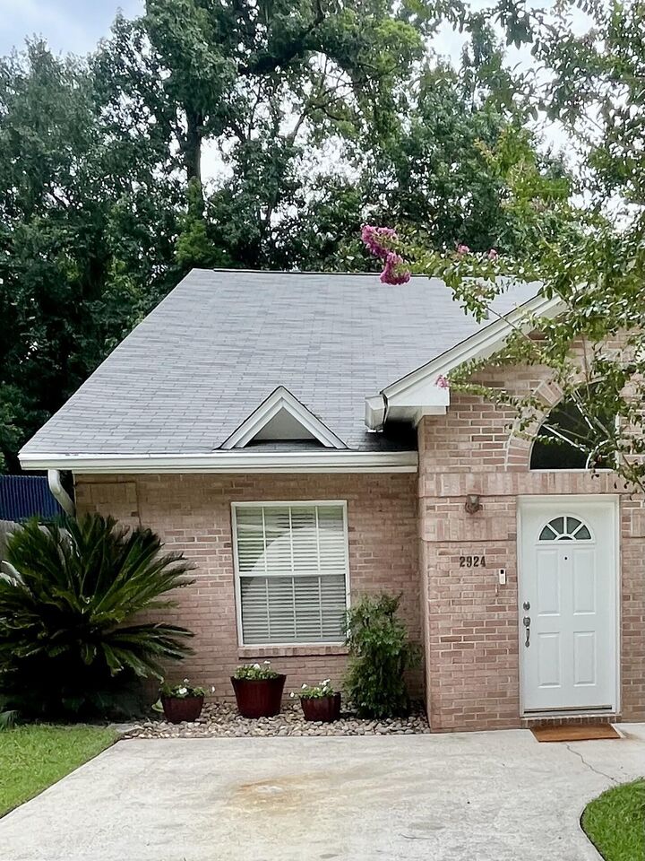 Property Photo: 2924 Cross Creek Court FL 32301