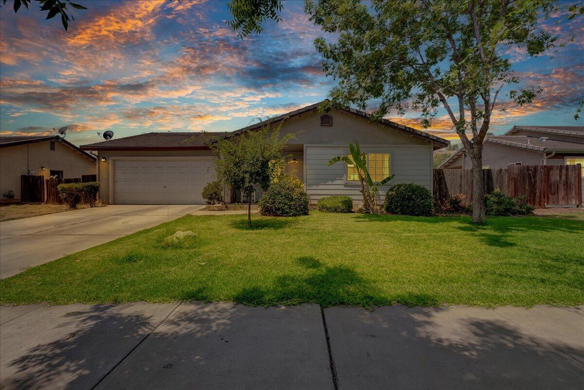 Property Photo:  1065 W Yale Avenue  CA 93247 