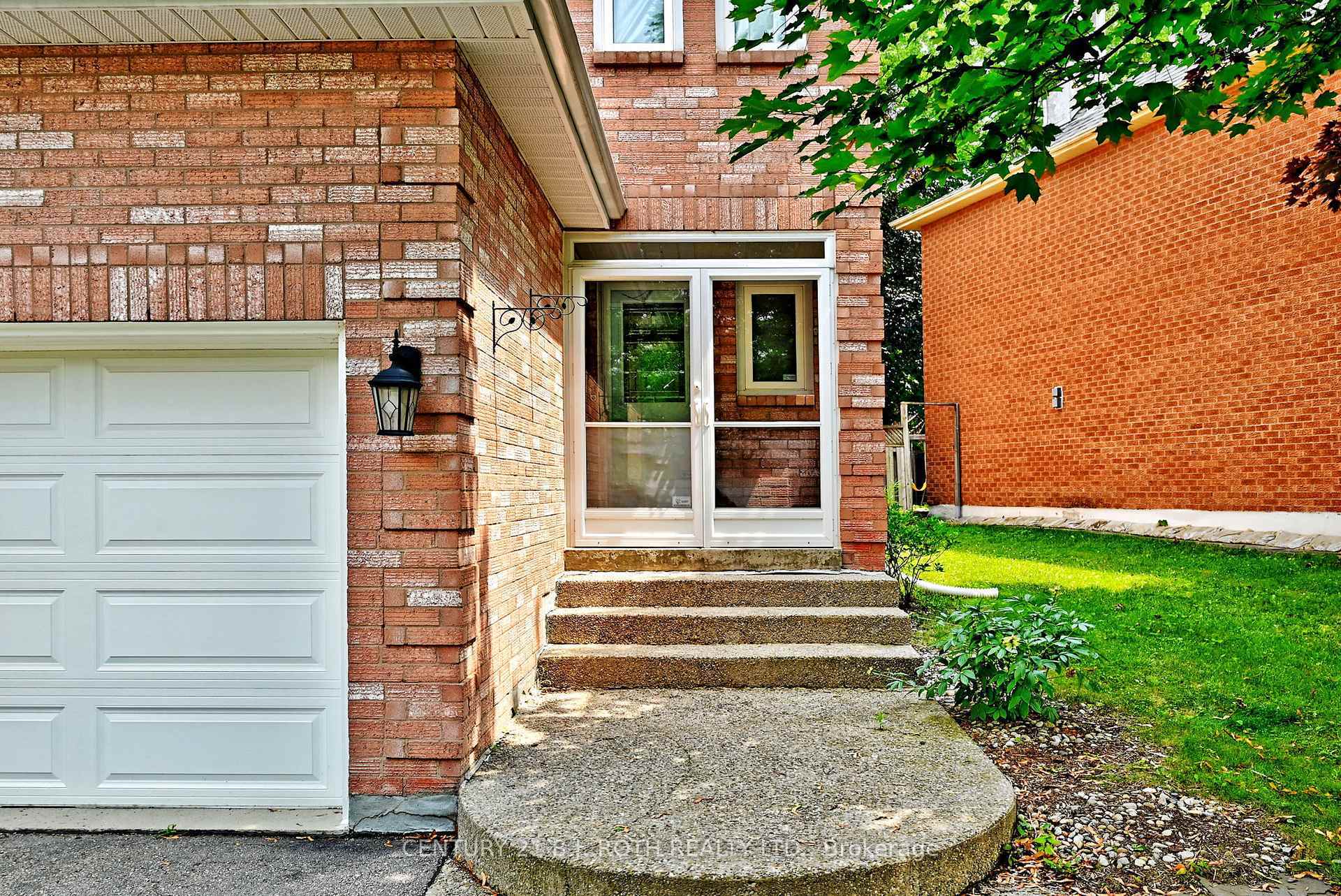 Photo de la propriété: 99 Sandfield Drive ON L4G 6R7