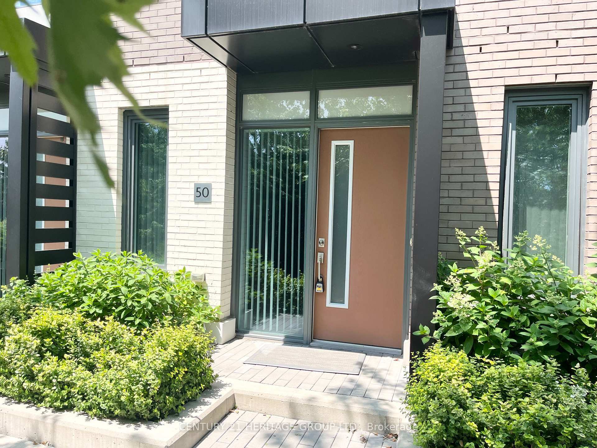 Property Photo: 1020 Portage Parkway Th50 ON L4K 0K3