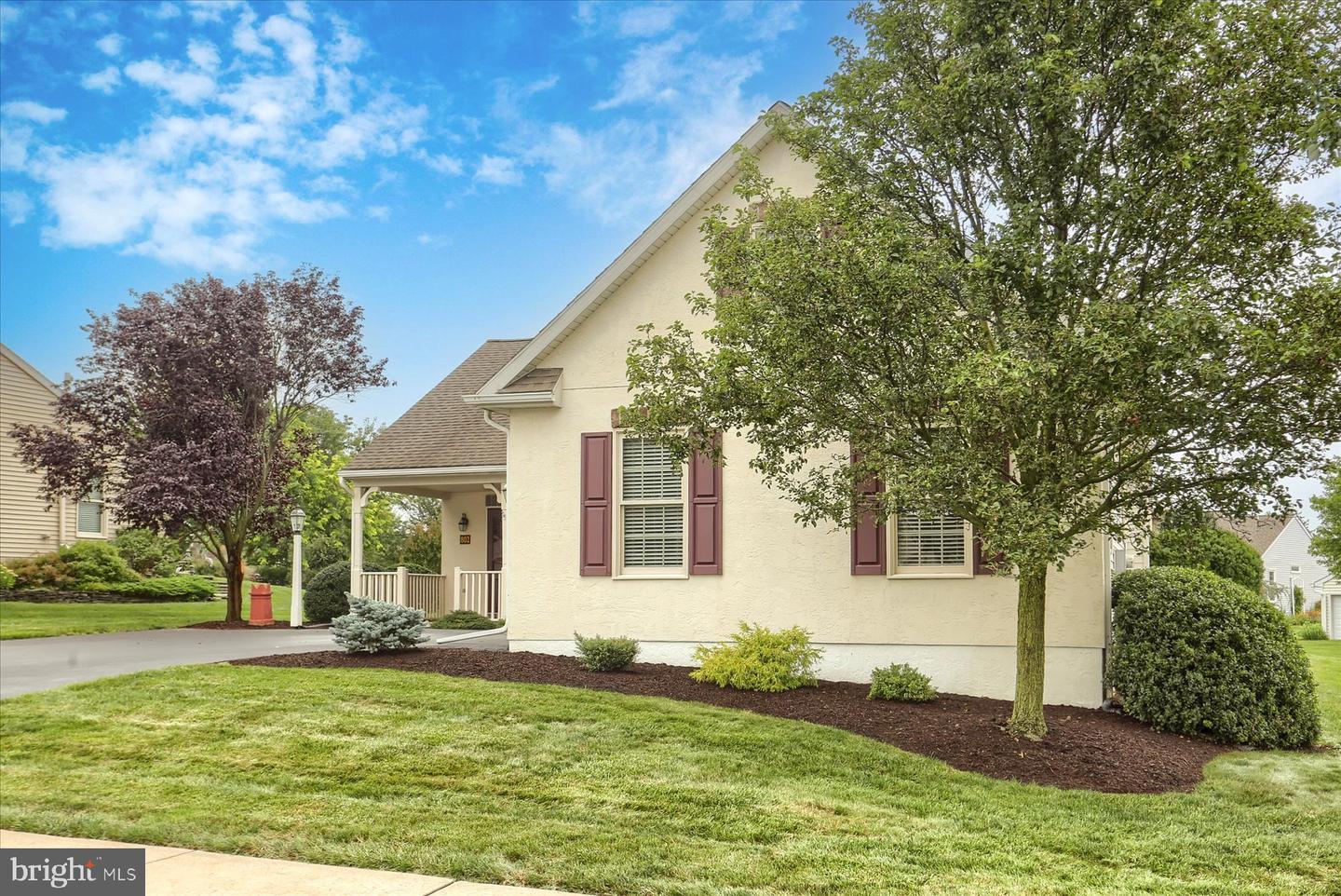 Property Photo: 802 Heather Ridge PA 17545