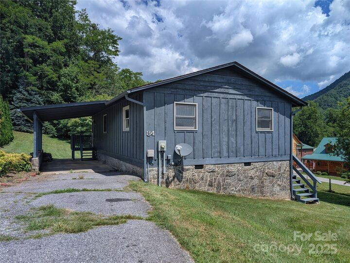 Property Photo: 84 Stoney Ridge Loop NC 28751