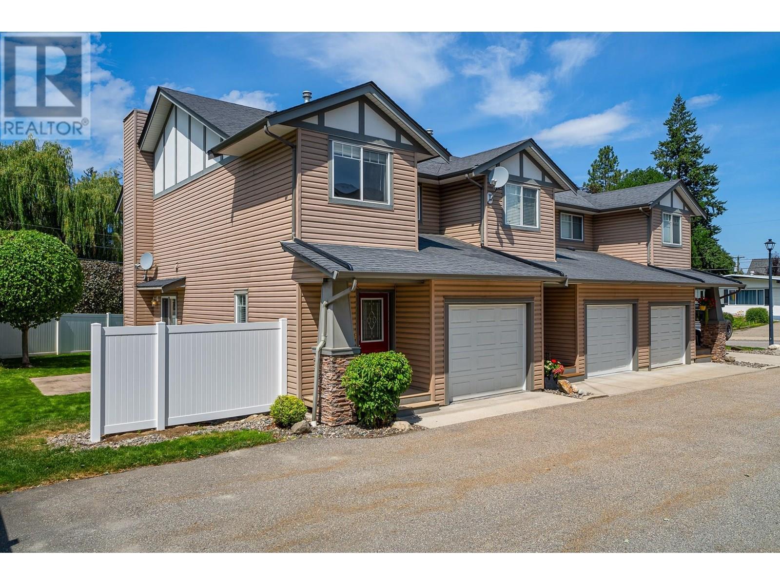 Photo de la propriété: 2060 12th Avenue Northeast 3 BC V1E 3P6