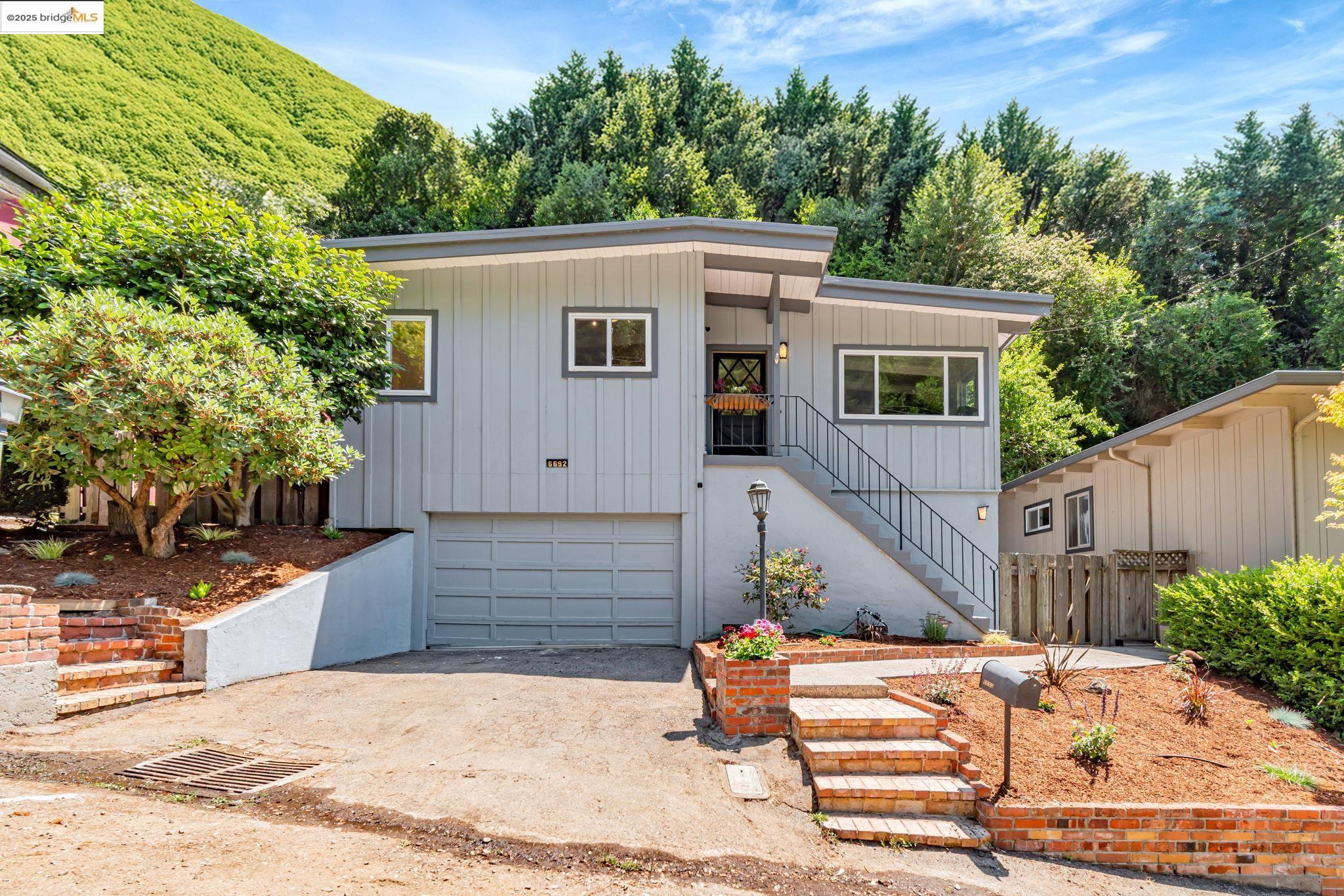 Property Photo:  6692 Sobrante Rd  CA 94611 