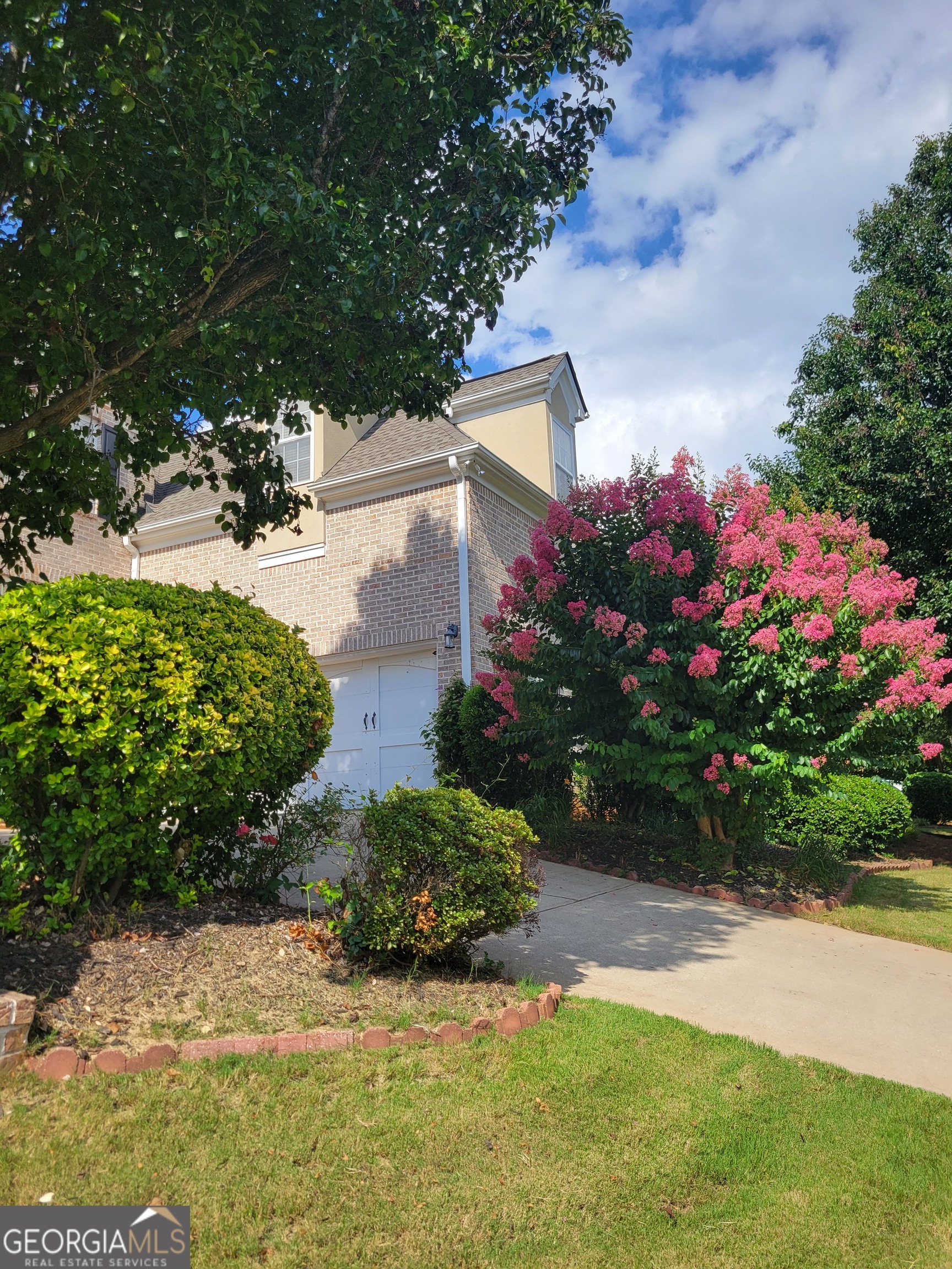 Property Photo: 221 Langshire Drive GA 30253