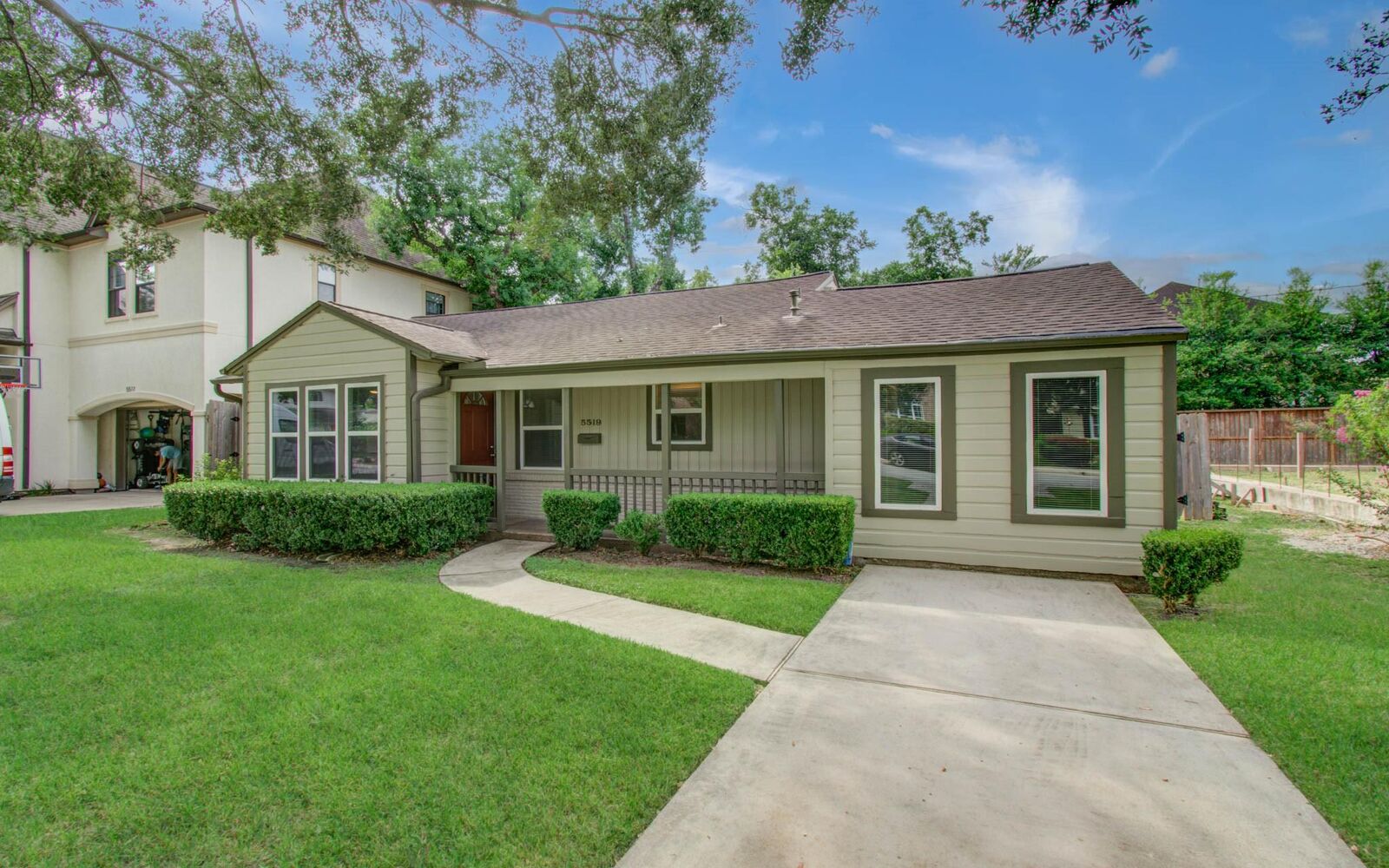 Property Photo: 5519 Huisache Street TX 77081