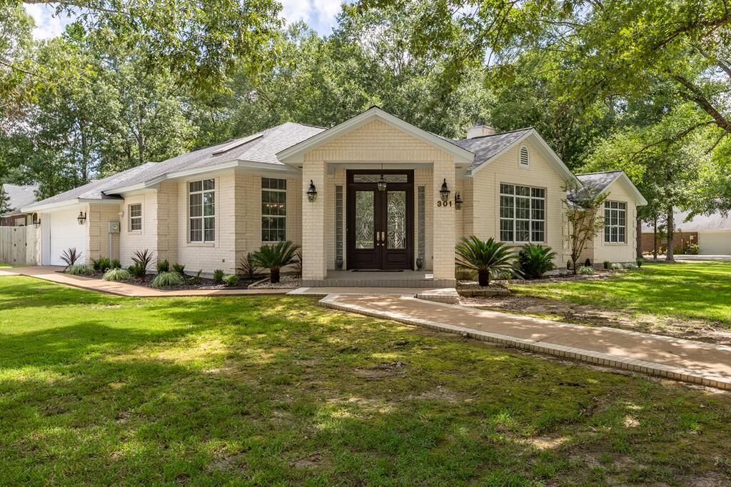 Property Photo:  301 Southern Trace  TX 75901 