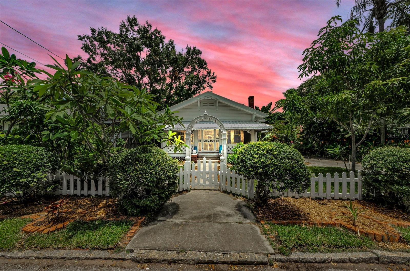 Property Photo: 3115 W Hawthorne Road FL 33611