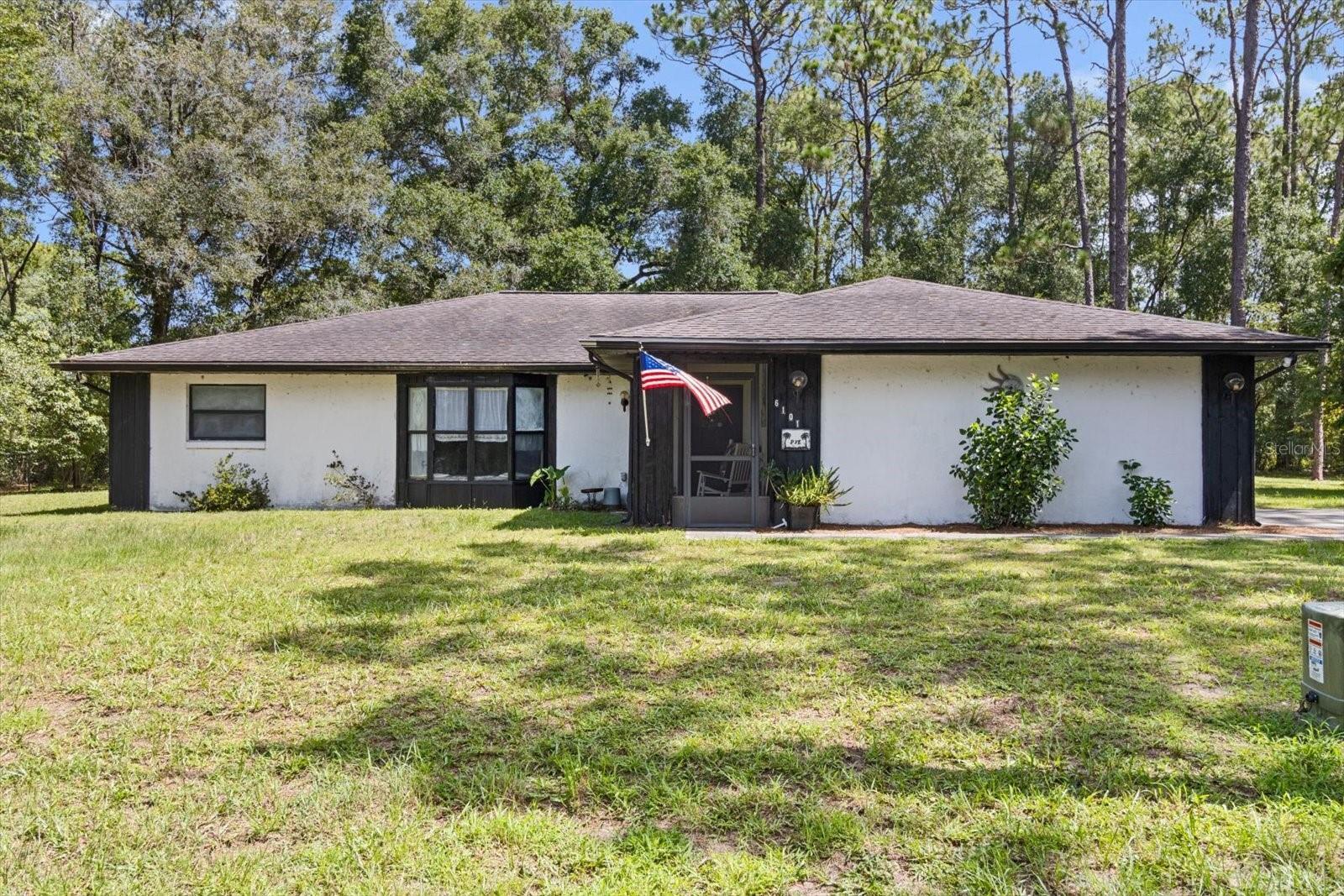 Property Photo: 6101 E Menlo Lane FL 34452