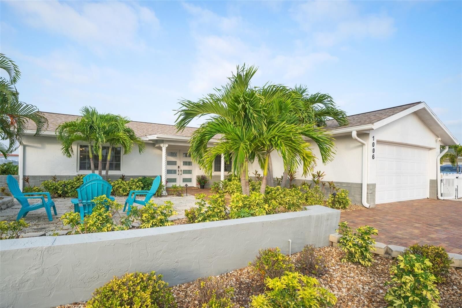 Property Photo: 1006 Sago Palm Way FL 33572