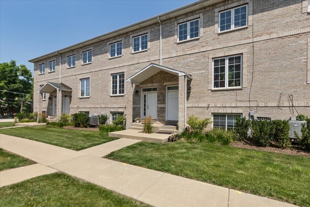 Property Photo:  183 N East River Road D3  IL 60016 