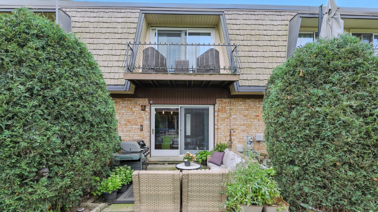 Property Photo: 14 Cour Caravelle IL 60465