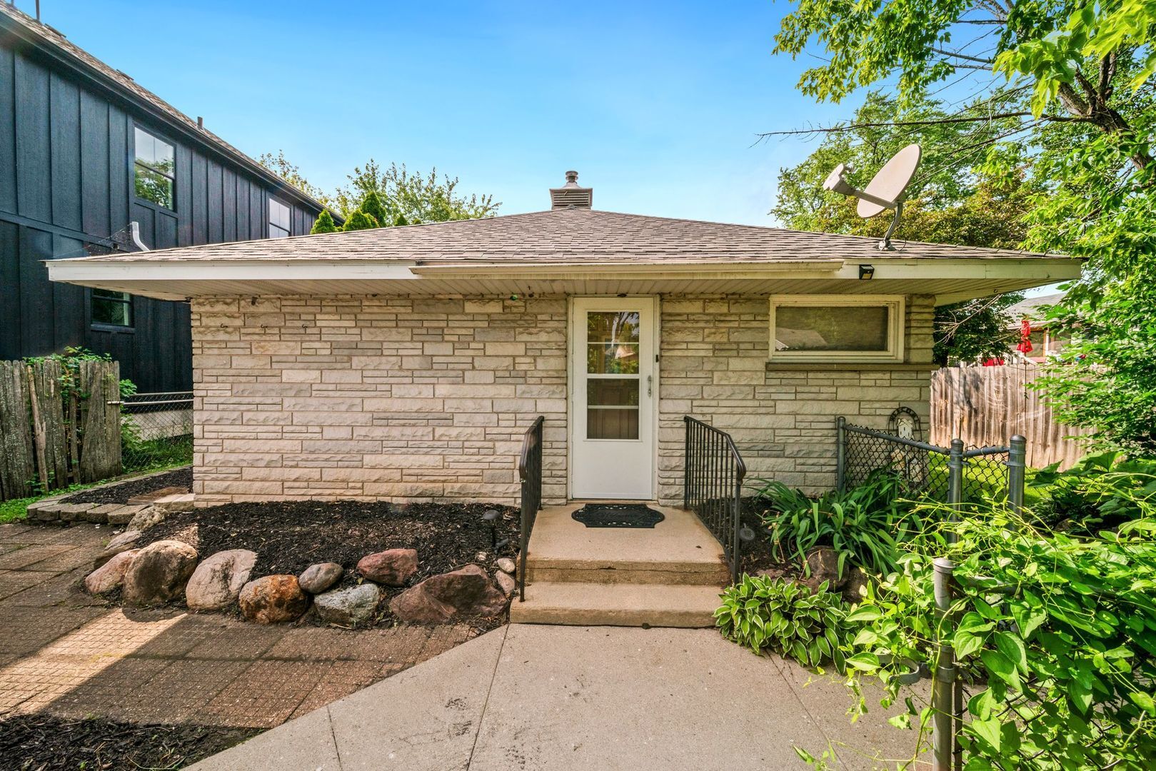 Property Photo:  1515 N River Road  IL 60051 
