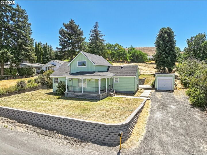 Property Photo: 2510 E 10th St OR 97058