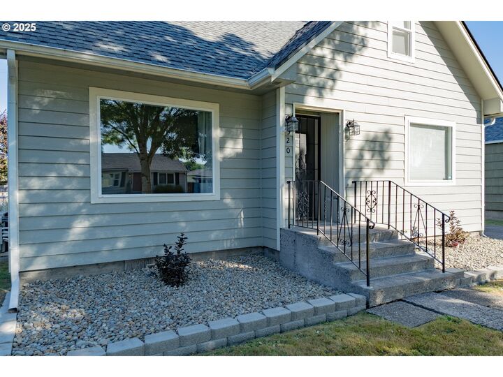 Property Photo: 520 23rd Ave WA 98632
