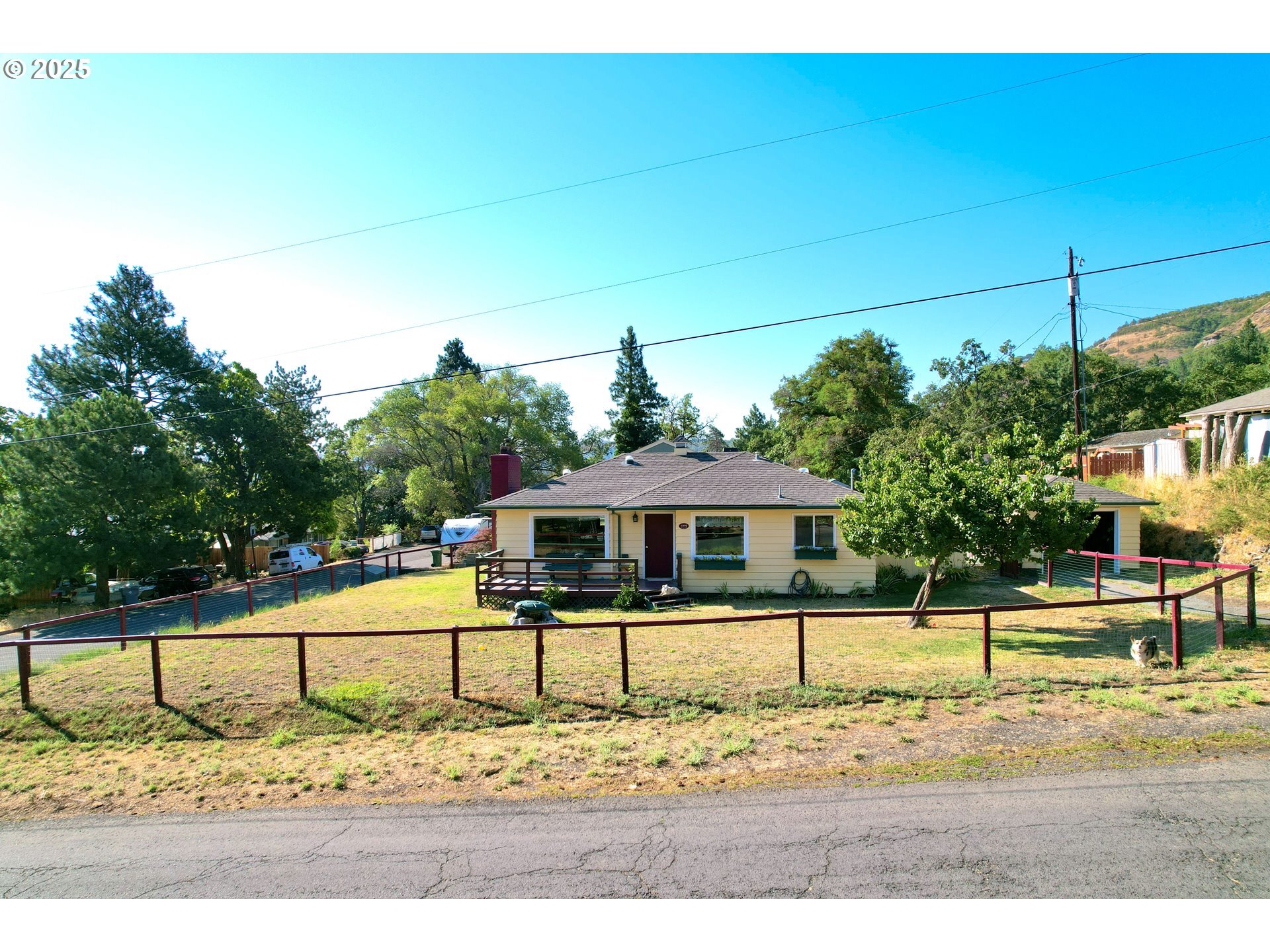 Property Photo:  1202 Chinook St  OR 97058 