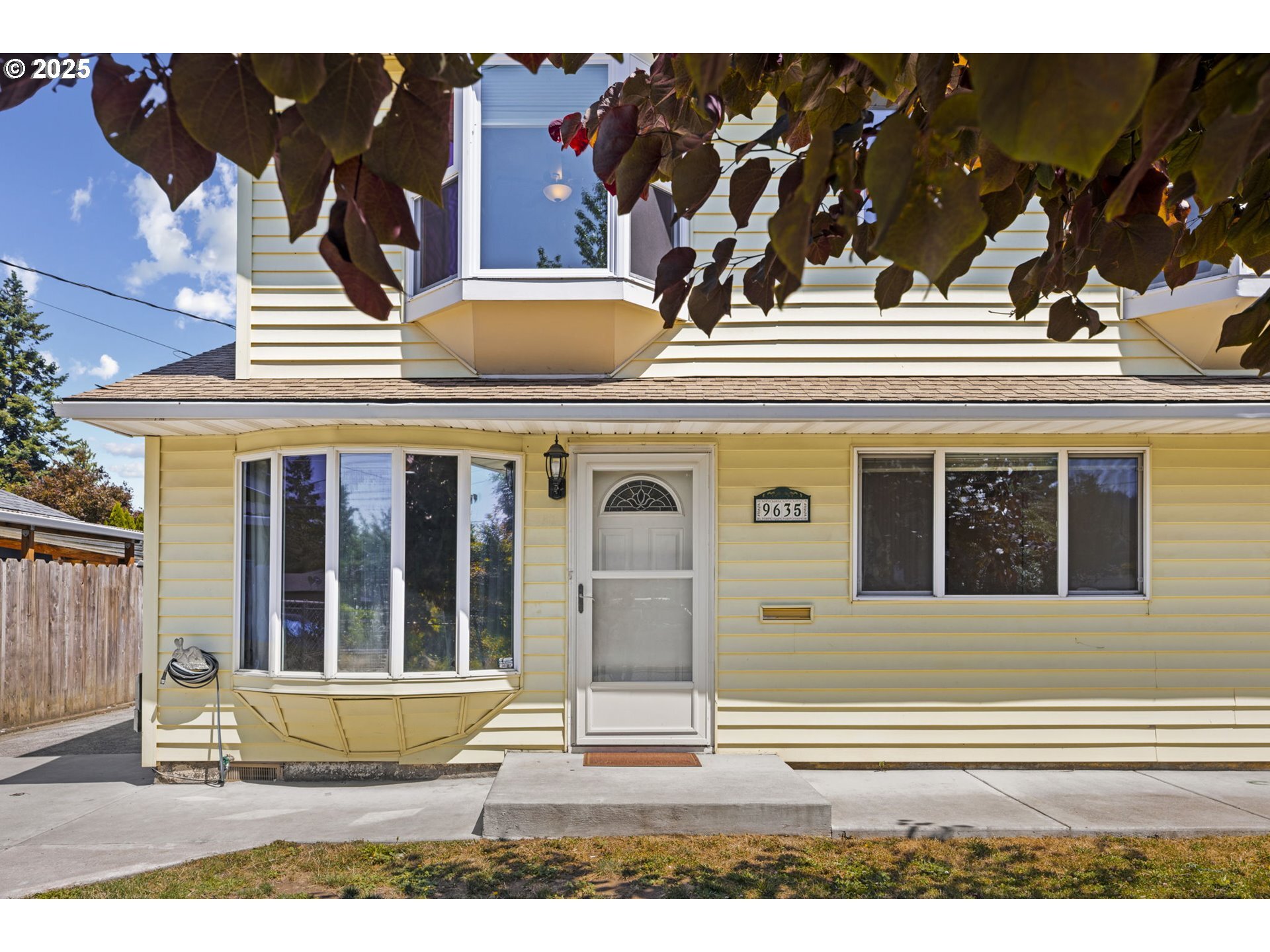 Property Photo:  9635 SE Glenwood St  OR 97266 