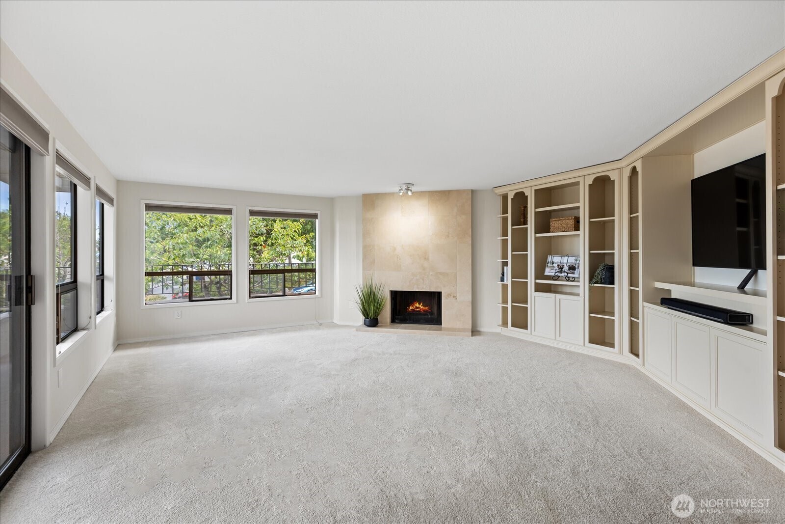 Property Photo:  518  Bell Street 101  WA 98020 