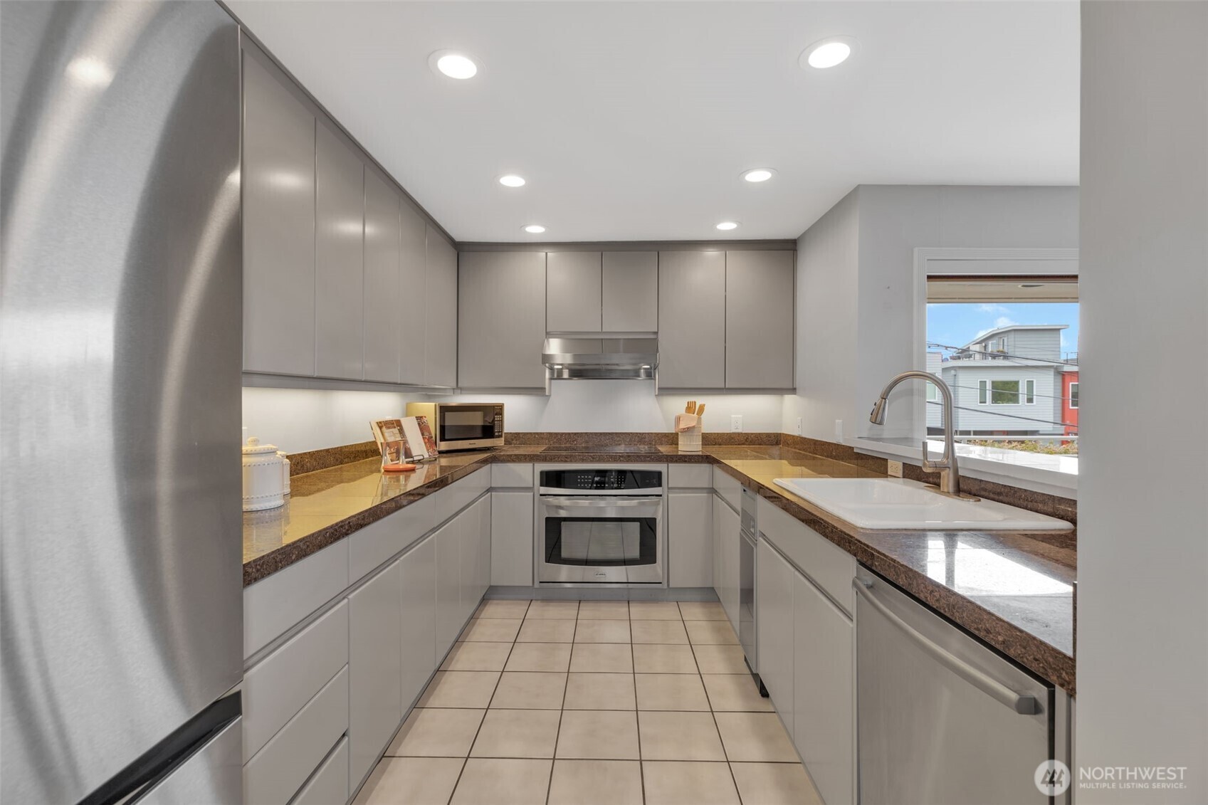 Property Photo:  1231  5th Avenue N 101  WA 98109 