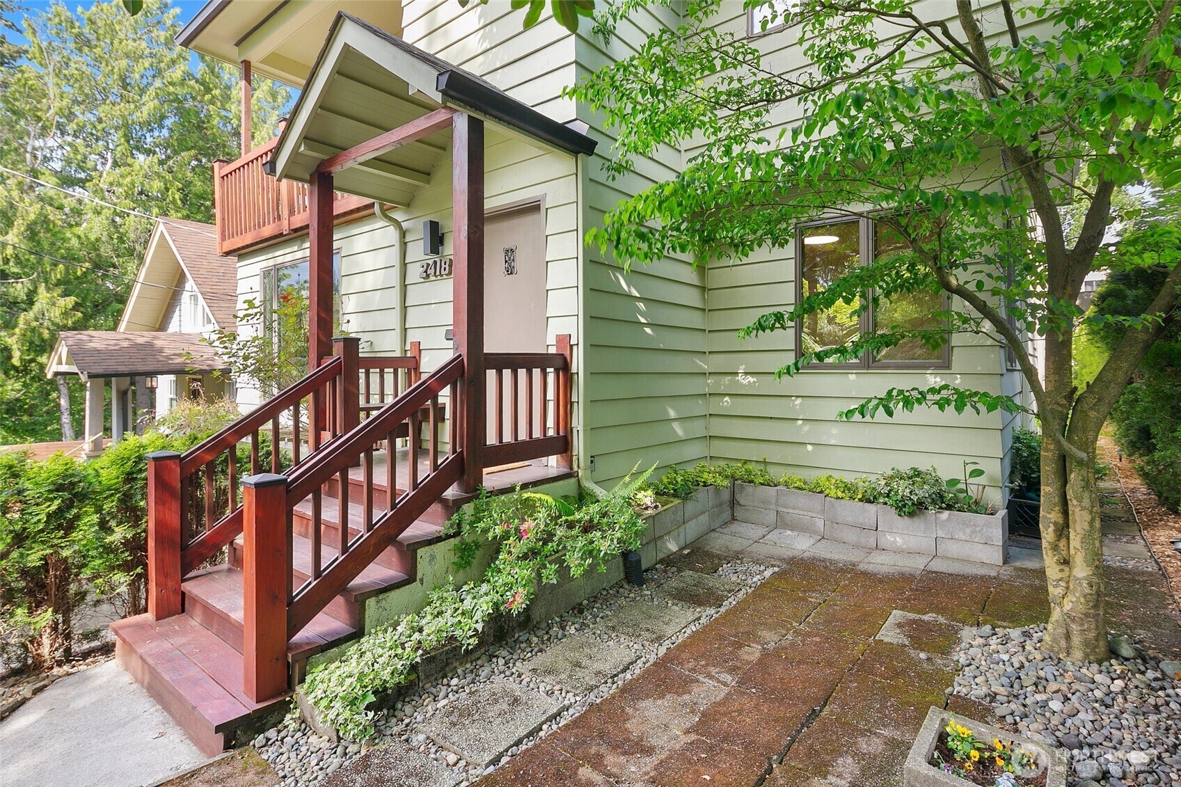 Property Photo:  2418  Federal Avenue E  WA 98102 