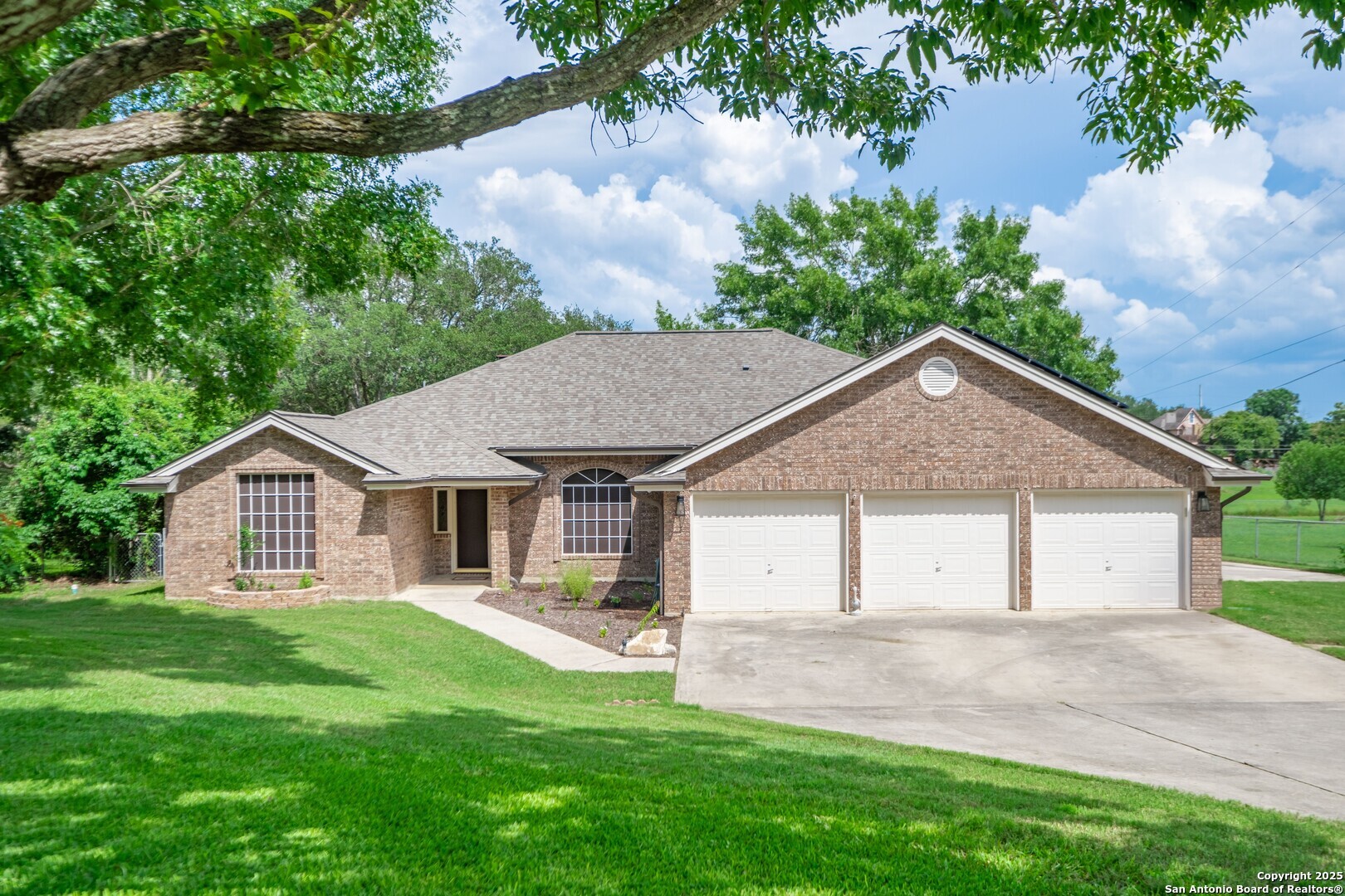 313 Ridge Crest Dr  Seguin TX 78155 photo