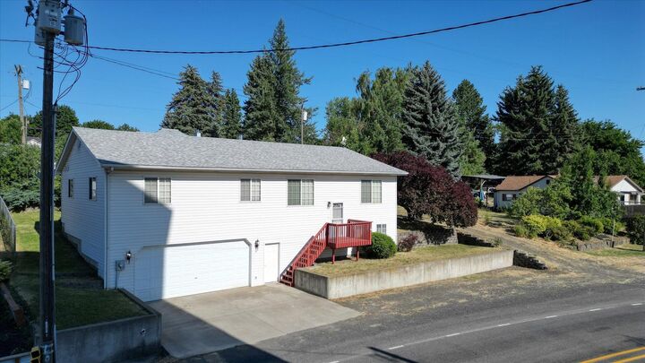 Property Photo: 320 S Ramsey St WA 99033
