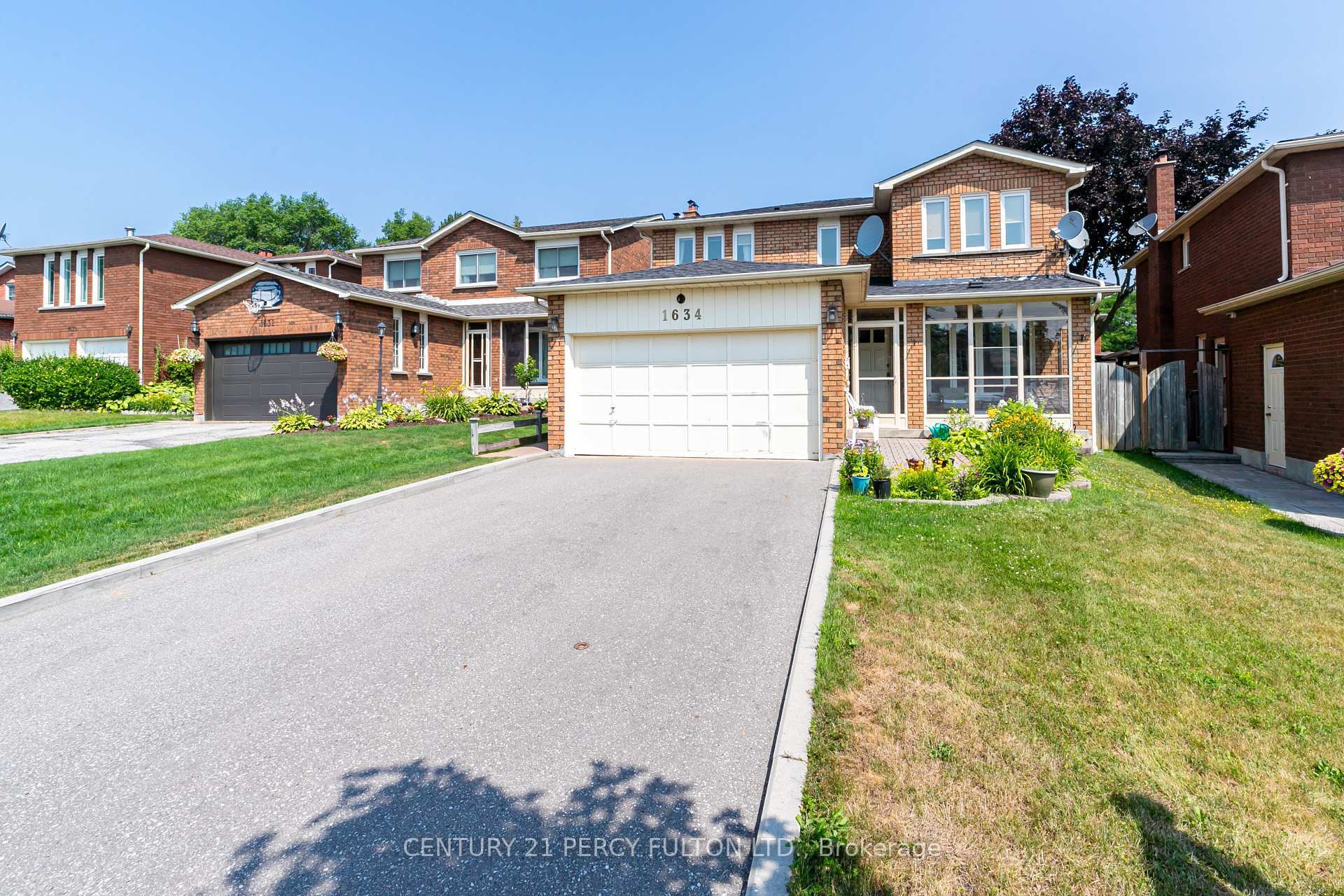 1634 Beaton Way  Pickering ON L1X 1X8 photo