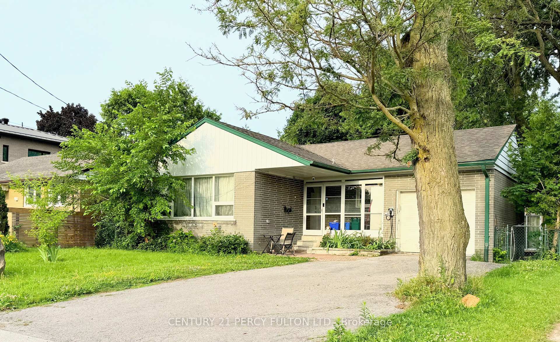 Photo de la propriété:  272 Conestoga Avenue  ON L4C 2H2 