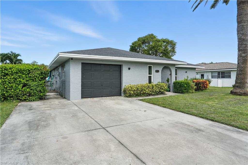 Property Photo:  3571 Santiago Way  FL 34105 