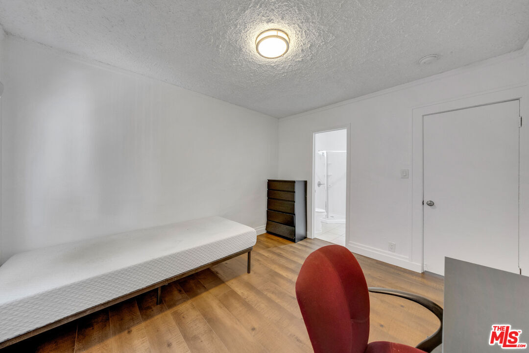 Property Photo: 1286 W 39th Pl CA 90037