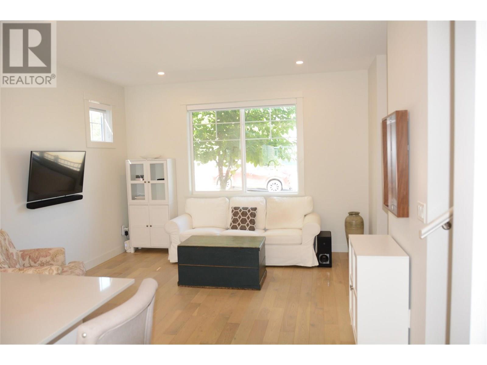Property Photo:  1393 9th Avenue 104  BC V2C 0H8 