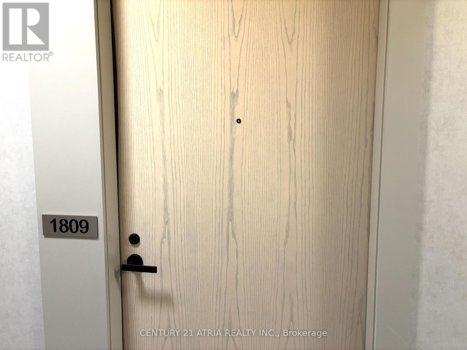 Property Photo:  28 Interchange Way 1809  ON L4K 0P8 