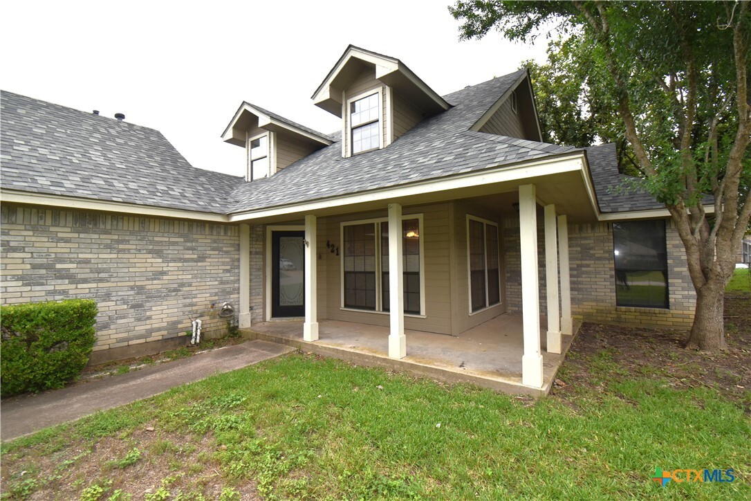 Property Photo: 421 E Upshaw Avenue TX 76501