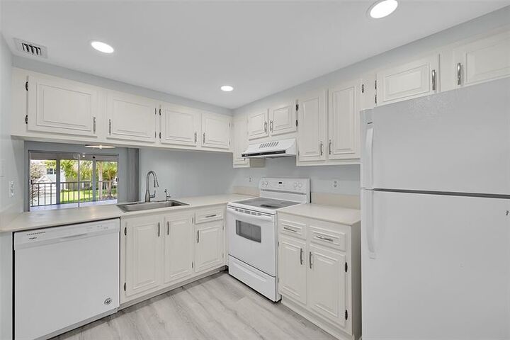 Property Photo: 2704 Nassau Bnd H2 FL 33066